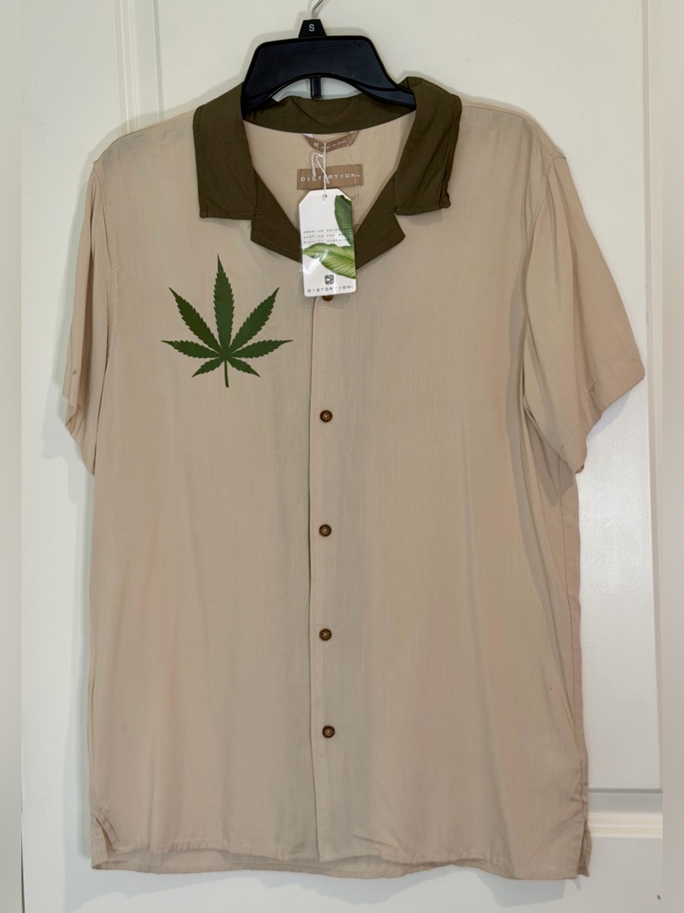 Distortion Men’s Hemp Leaf Camp Collar Button-Down Shirt – Size Medium